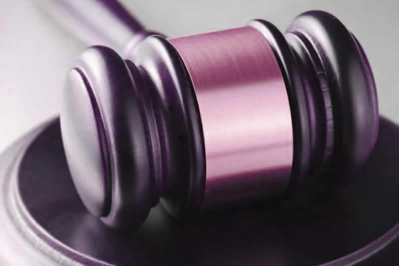 将他人影视作品改变成视频短片在网络上发布传播构成侵犯著作权吗？